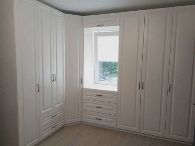 Шкаф угловой белый мдф фасады в классическом стиле
