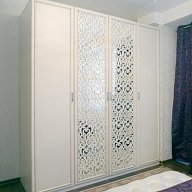 Шкаф с распашными дверями с зеркалом, современный стиль, четырехдверный, МДФ фрезеровка, в гостиную