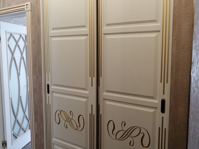 Шкаф встроенный с резным орнаментом, двухдверный, МДФ бежевый, патина золото, ручки врезные