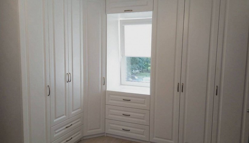 Шкаф угловой белый мдф фасады в классическом стиле
