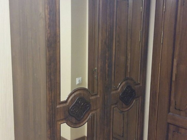 Шкаф с распашными дверями в прихожую МДФ фасады с зеркалом