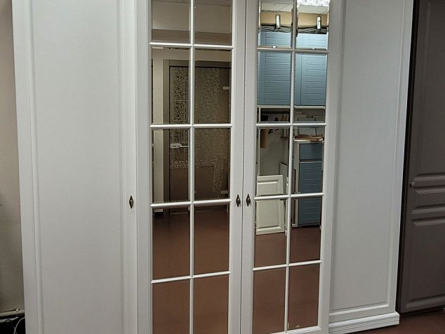 Шкаф современный стиль, МДФ распашные резные двери с зеркалами