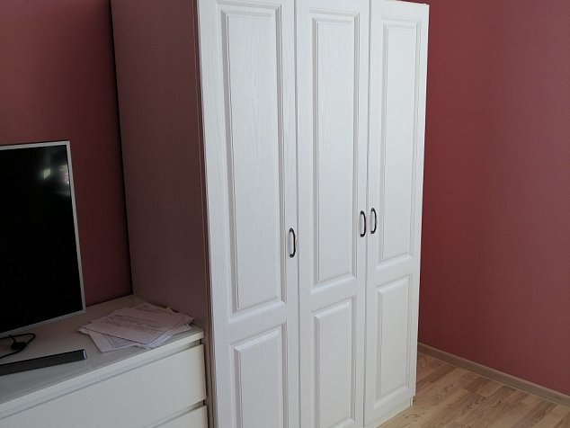 Шкаф класичкеский стиль, МДФ распашные резные двери, в гостиную
