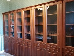 Шкаф книжный и стол "кабинет", под книги со стеклом в библиотеку
