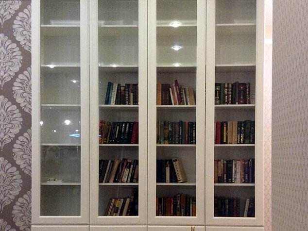 Шкаф книжный с распашными мдф дверями, классика, под книги со стеклом в библиотеку