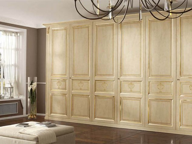 Большой шкаф с распашными дверями МДФ в класическом стиле, отделка патиной, в гостиную