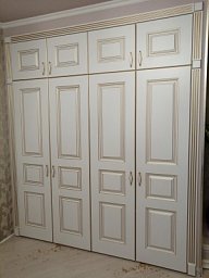 Шкаф встроенный распашной в классичеком стиле, четырехдверный, МДФ фрезеровка "Классика", покраска эмаль+патина золото, в прихожую