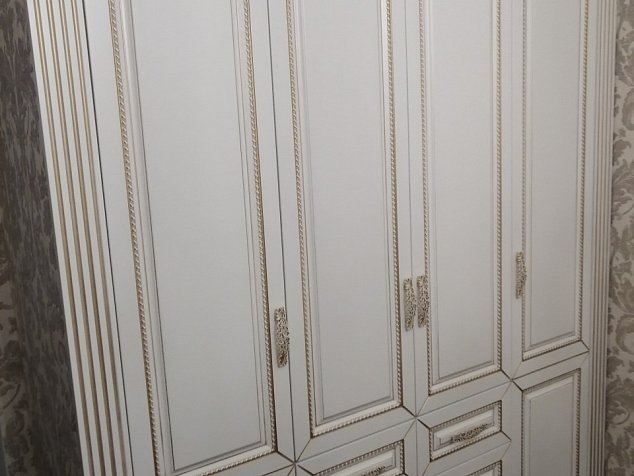 Шкаф с распашными дверями встроенный, белый, МДФ фасады классика, патина золото