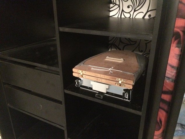 Шкаф купе встроенный с фотопечатью "Розы", складная гладильная доска,  в спальню