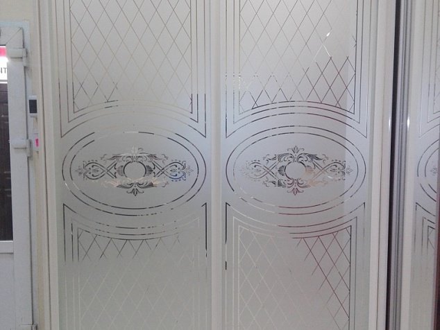 Шкаф купе белый двухдверный классический пескотруйный рисунок с зеркалом в прихожую