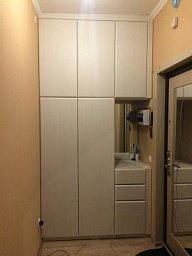 Шкаф встроенный с распашными дверями в прихожую