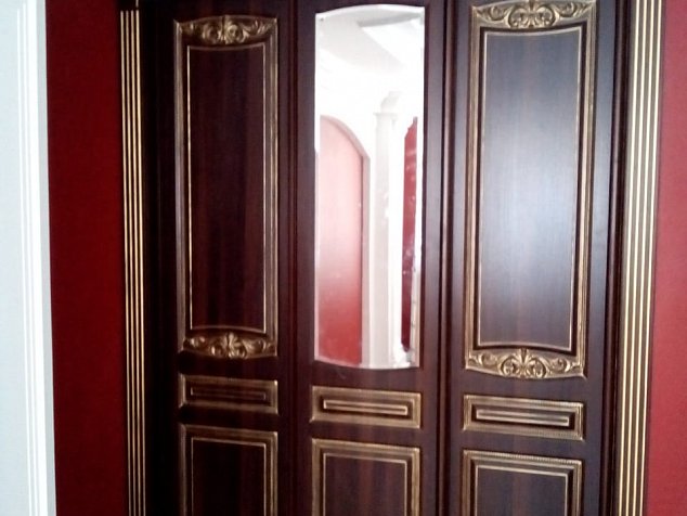 Шкаф классика, двери резные, отделка патина золото, пилястры, мдф, в гостиную
