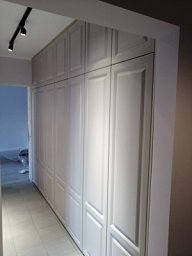 Большой шкаф от стены до стены с распашными дверями МДФ в классическом стиле, в прихожую
