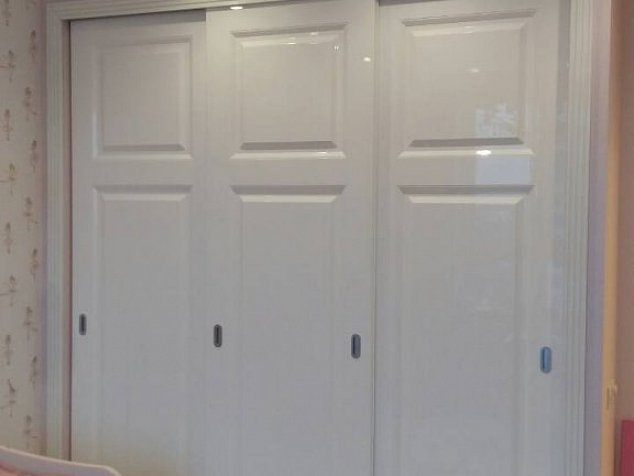 Шкаф купе встроенный, трехдверный, МДФ белый, эмаль (покраска белый глянец), в детскую