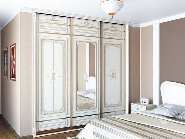 Шкаф купе в классическом стиле, встроенный, трехдверный, МДФ белый, патина золото, вставки с зеркалом в спальню