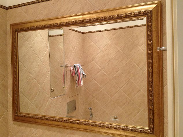 Зеркало с багетом в ванную комнату, окрас под золото