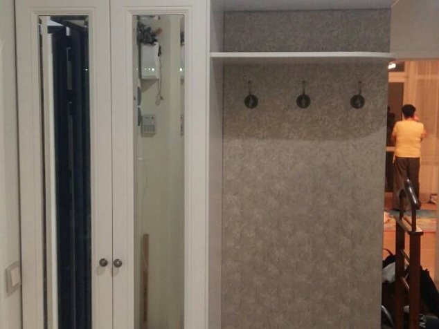Шкаф с распашными дверями МДФ в класическом стиле, зеркало, эмаль в прихожую