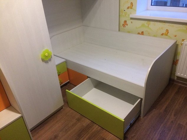 Комплект детской мебели с кроватью и шкафом, место под игровую зону (чердак)