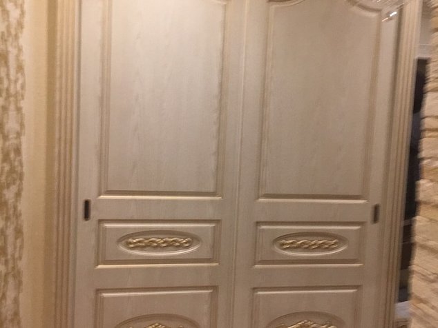 Шкаф МДФ фасады в классическом стиле, МДФ пленка ваниль, элементы 3D фрезеровки, пилясты, патина золото