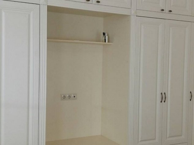 Шкаф с распашными дверями, белый, МДФ фасады в классическом стиле, пилястры, в гостиную