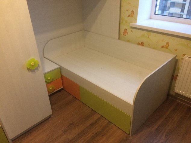 Комплект детской мебели с кроватью и шкафом, место под игровую зону (чердак)