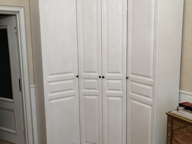 Шкаф угловой распашной классика, двери белый глянец, МДФ пленка, с карнизом