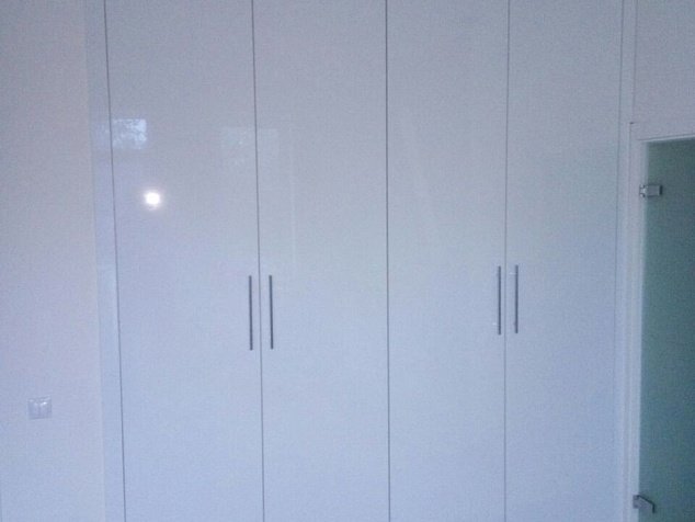 Шкаф встроенный с распашными дверями в прихожую глянцевые белые фасады