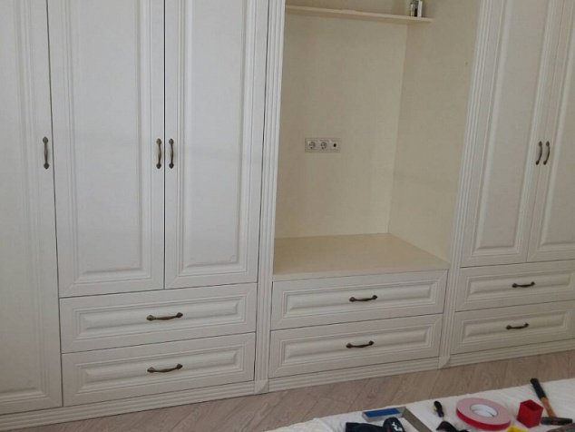 Шкаф с распашными дверями, белый, МДФ фасады в классическом стиле, пилястры, в гостиную