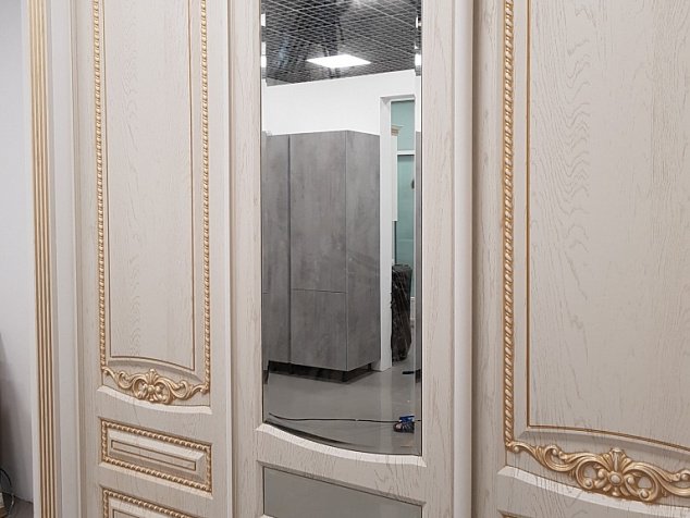 Шкаф купе встроенный, трехдверный, МДФ белый, патина золото, вставки с зеркалом в гостиную